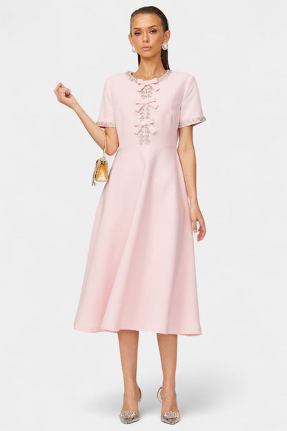 Vestido Midi Acampanado Linda con Lazo de Cristal y Detalles Elegantes