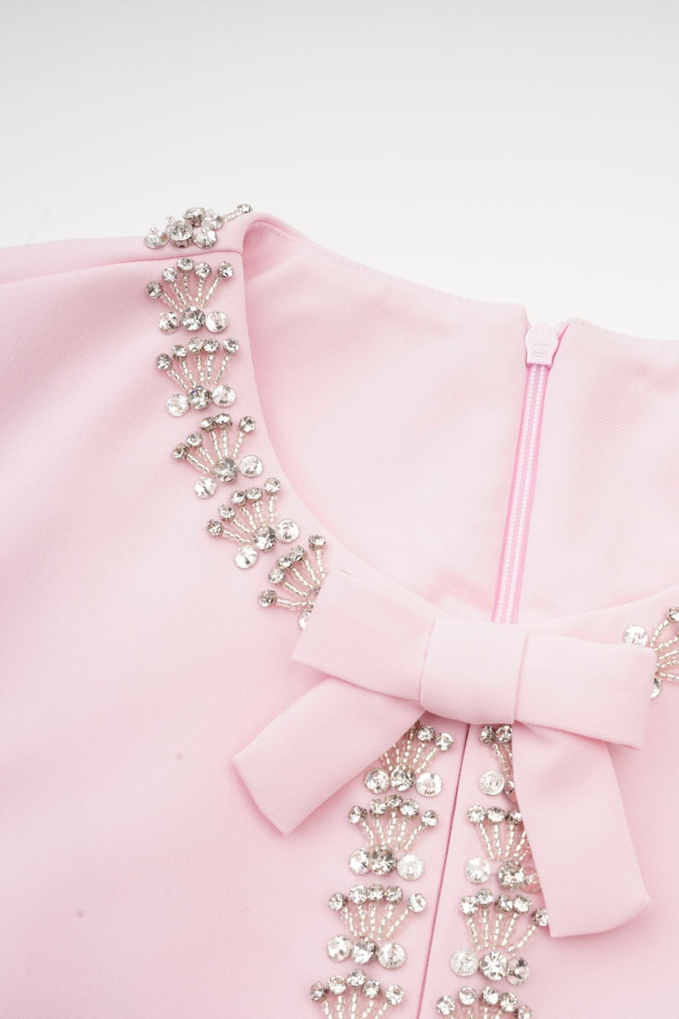 Vestido Midi Acampanado Linda con Lazo de Cristal y Detalles Elegantes
