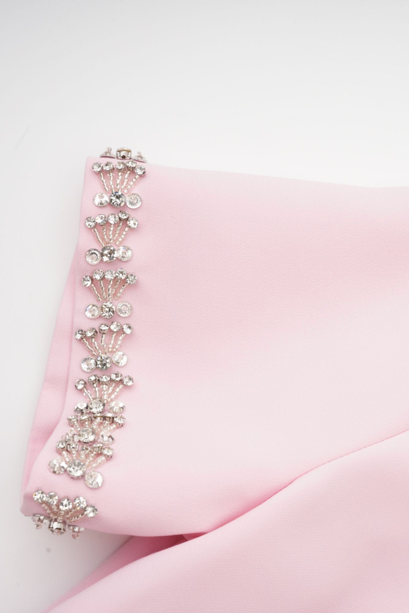 Vestido Midi Acampanado Linda con Lazo de Cristal y Detalles Elegantes