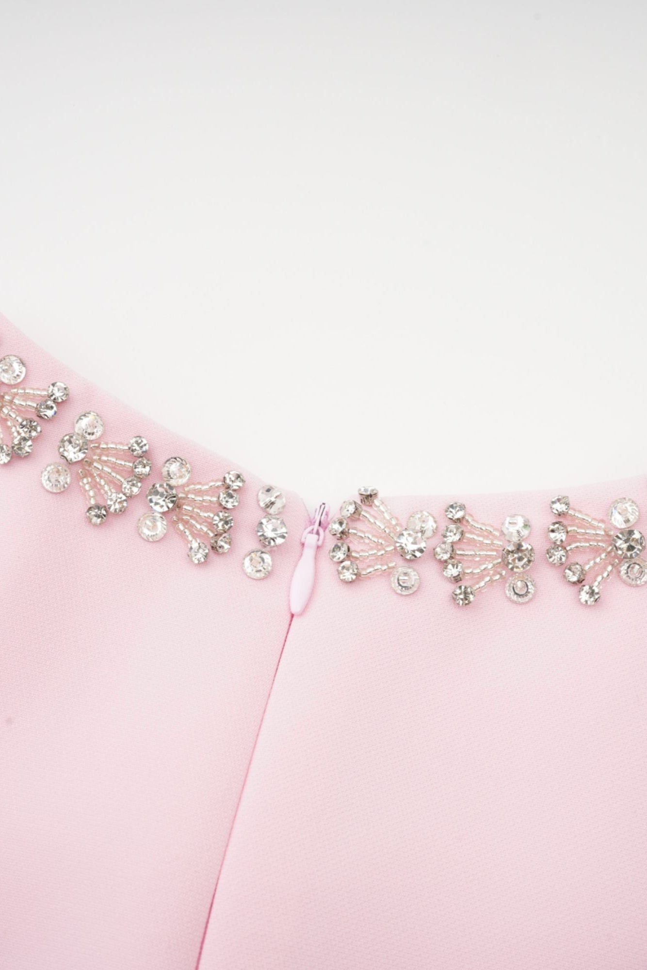 Vestido Midi Acampanado Linda con Lazo de Cristal y Detalles Elegantes